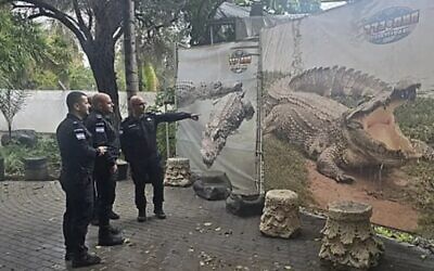 An Israel Police delegation tours a crocodile farm in Hamat Gader on January 1, 2026. (Israel Police)
